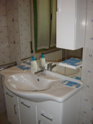 specchio e lavandino bagno